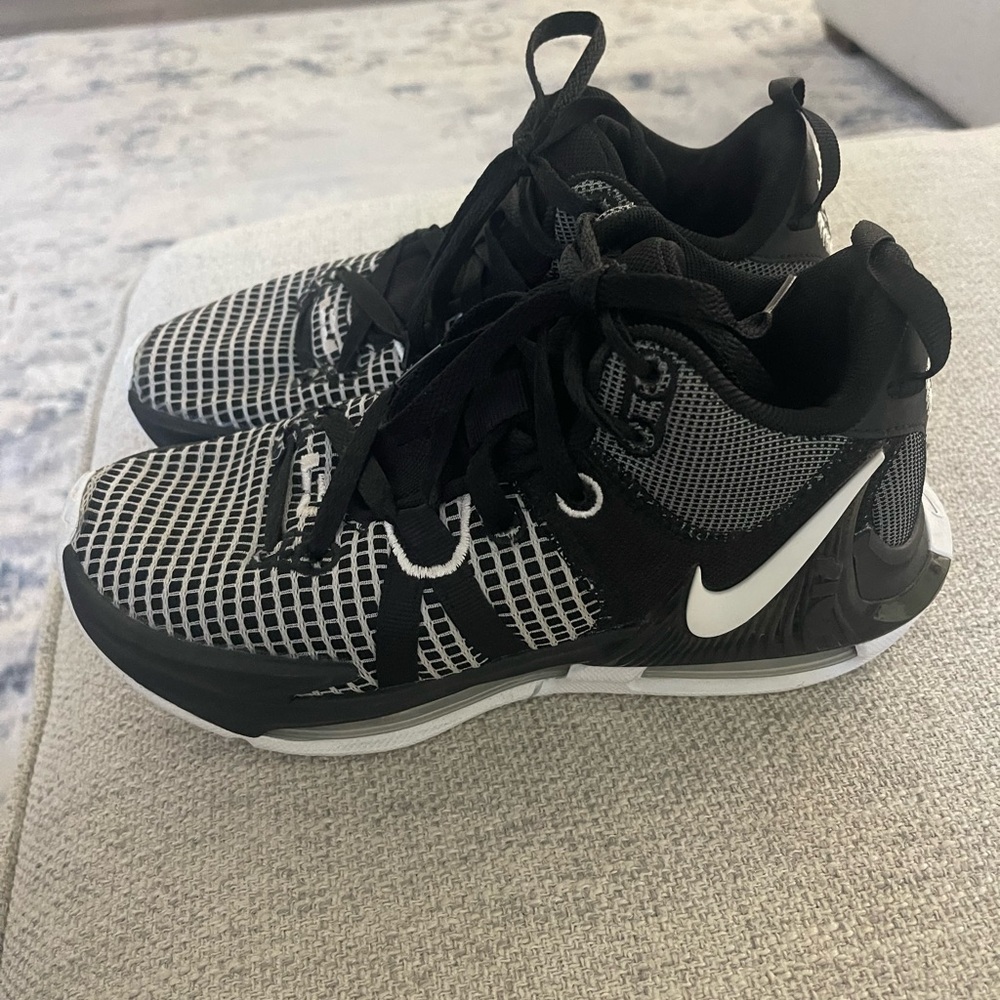 Nike Girls Basketball shoes